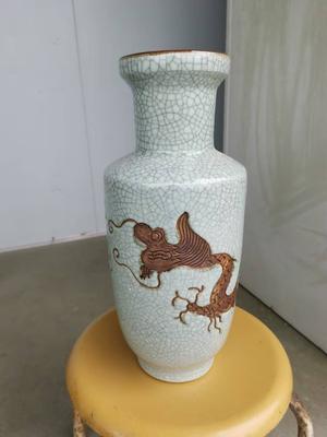 白釉龙纹棒槌瓶