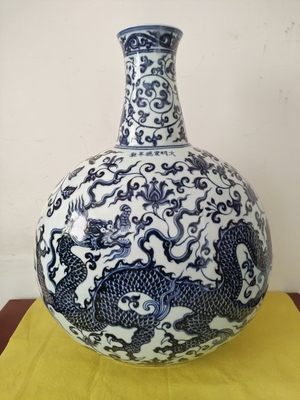 大明宣德缠枝龙纹抱月瓶